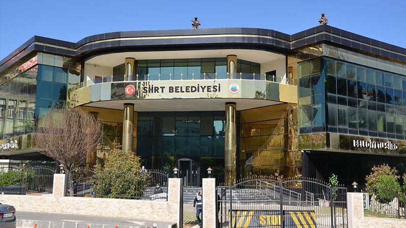 Siirt Belediyesi’nden İçme Suyu İçin Dev İhale: 219 Bin Kilogram Kimyasal AlınacakSiirt Belediyesi, içme suyu arıtma tesislerinde kullanılmak üzere kimyasal malzeme alımı için ihaleye çıkıyor. İhale kapsamında gaz klor, sodyum hipoklorit (sıvı klor), polialüminyum klorür sülfat ve anyonik polielektrolit satın alınacak.